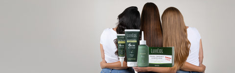 Три женщины с продуктами ухода за волосами Luxéol на нейтральном фоне